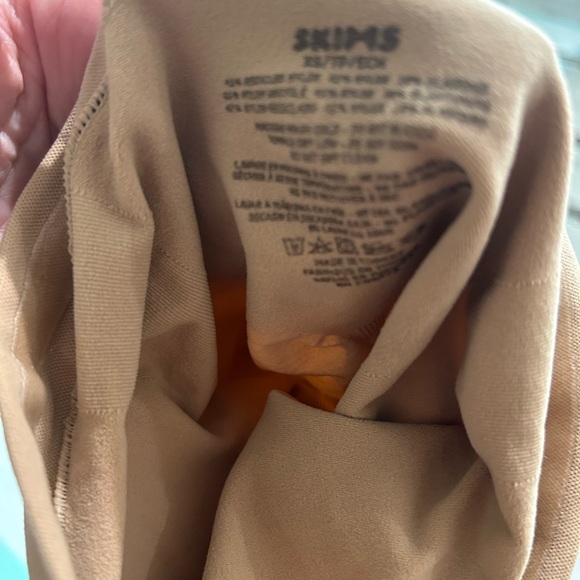 SKIMS Seamless Sculpt Mid Thigh Short - Picture 3 of 3